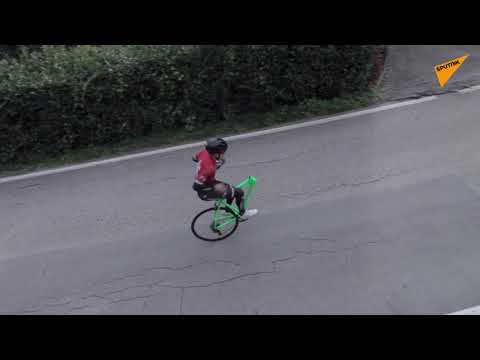 Ιταλός ποδηλάτης κάνει φανταστικά κόλπα στον έναν τροχό