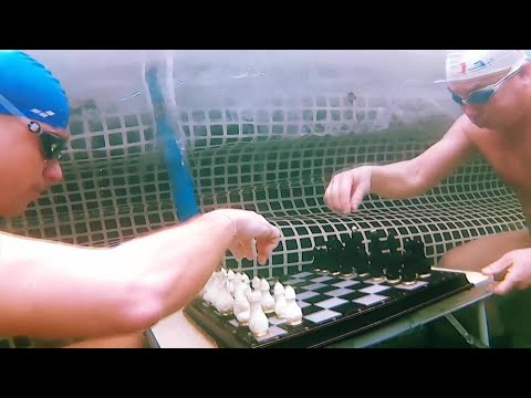 Υποβρύχιο… Γκαμπί της Βασίλισσας: Ρώσοι παίζουν σκάκι στα παγωμένα νερά λίμνης
