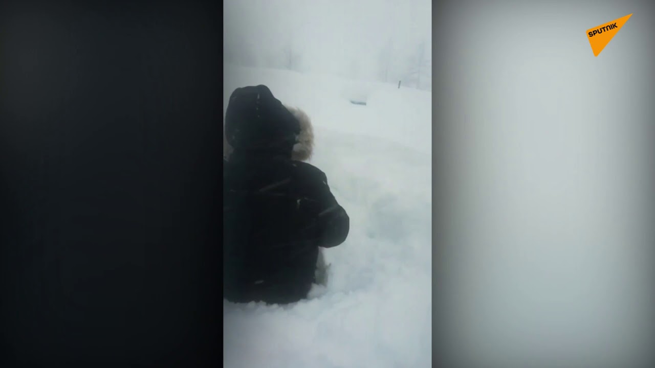 Όλα λευκά: Κάτοικοι του Νόριλσκ σκάβουν σήραγγες στο χιόνι για να βγουν από τα σπίτια τους