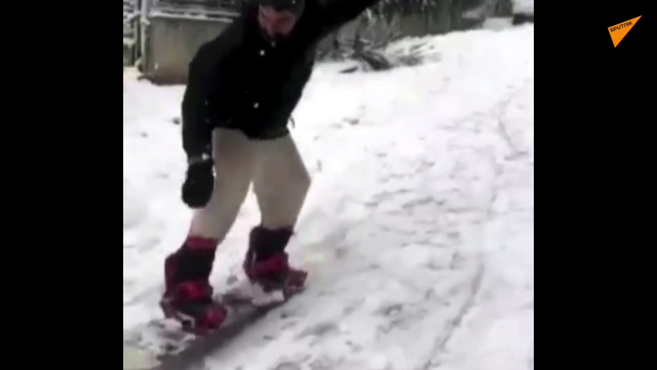 Σλάλομ στο Ψυχικό: «Δαμάζει» τα χιόνια κάνοντας snowboard μέσα στην πόλη
