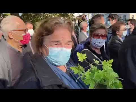 newsbomb.gr: Συγκίνηση στο τελευταίο αντίο στη Φώφη Γεννηματά – Με λουλούδια στα χέρια οι πολίτες